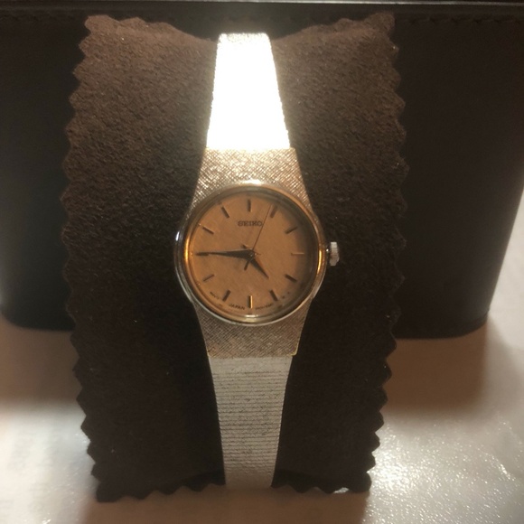 Ladies Seiko Watch (two available, gold tone and silver tone) - Picture 4 of 5